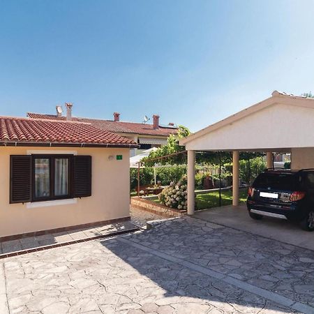 2 Bedroom Amazing Home In Пула Екстериор снимка