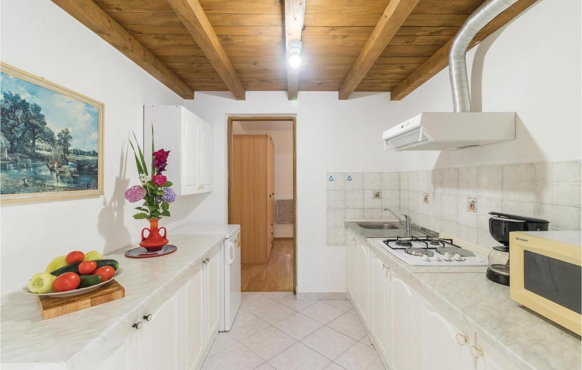2 Bedroom Amazing Home In Пула Екстериор снимка